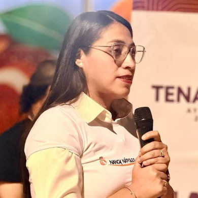 Nancy Nápoles Pacheco, presidenta municipal de Tenancingo, habla con micrófono en mano durante un acto oficial del ayuntamiento