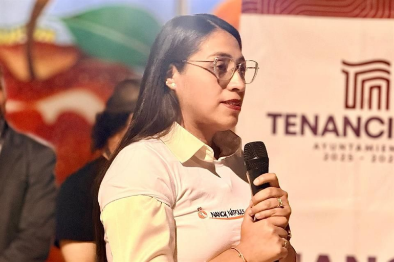 Nancy Nápoles Pacheco, presidenta municipal de Tenancingo, habla con micrófono en mano durante un acto oficial del ayuntamiento