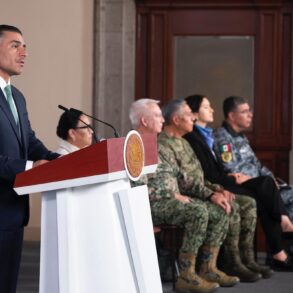 Omar García Harfuch presenta resultados de seguridad con miles de detenidos, armas aseguradas y decomisos de droga en México.