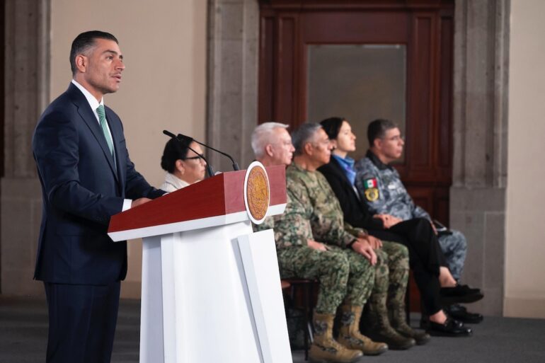 Omar García Harfuch presenta resultados de seguridad con miles de detenidos, armas aseguradas y decomisos de droga en México.