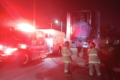 Bomberos atienden el incendio de un remolque durante la jornada de ataques y operativos registrados en Villahermosa.