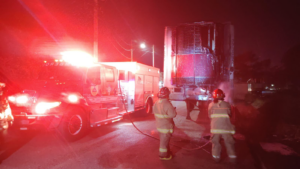 Bomberos atienden el incendio de un remolque durante la jornada de ataques y operativos registrados en Villahermosa.