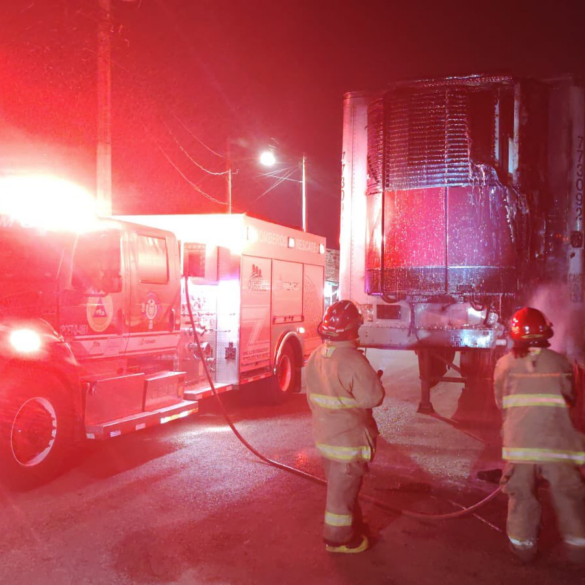 Bomberos atienden el incendio de un remolque durante la jornada de ataques y operativos registrados en Villahermosa.