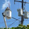 Trabajador de la CFE realiza reparaciones en transformadores dañados tras la tromba en Tabasco.