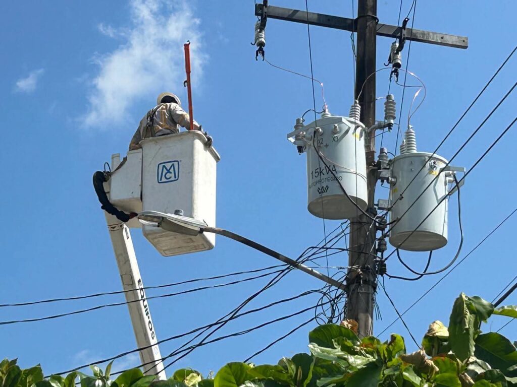 Trabajador de la CFE realiza reparaciones en transformadores dañados tras la tromba en Tabasco.