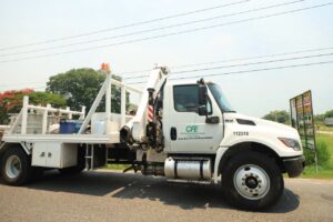 Unidad especializada de la CFE desplegada para atender fallas eléctricas en Tabasco.