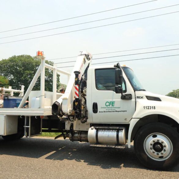 Unidad especializada de la CFE desplegada para atender fallas eléctricas en Tabasco.