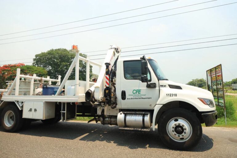 Unidad especializada de la CFE desplegada para atender fallas eléctricas en Tabasco.