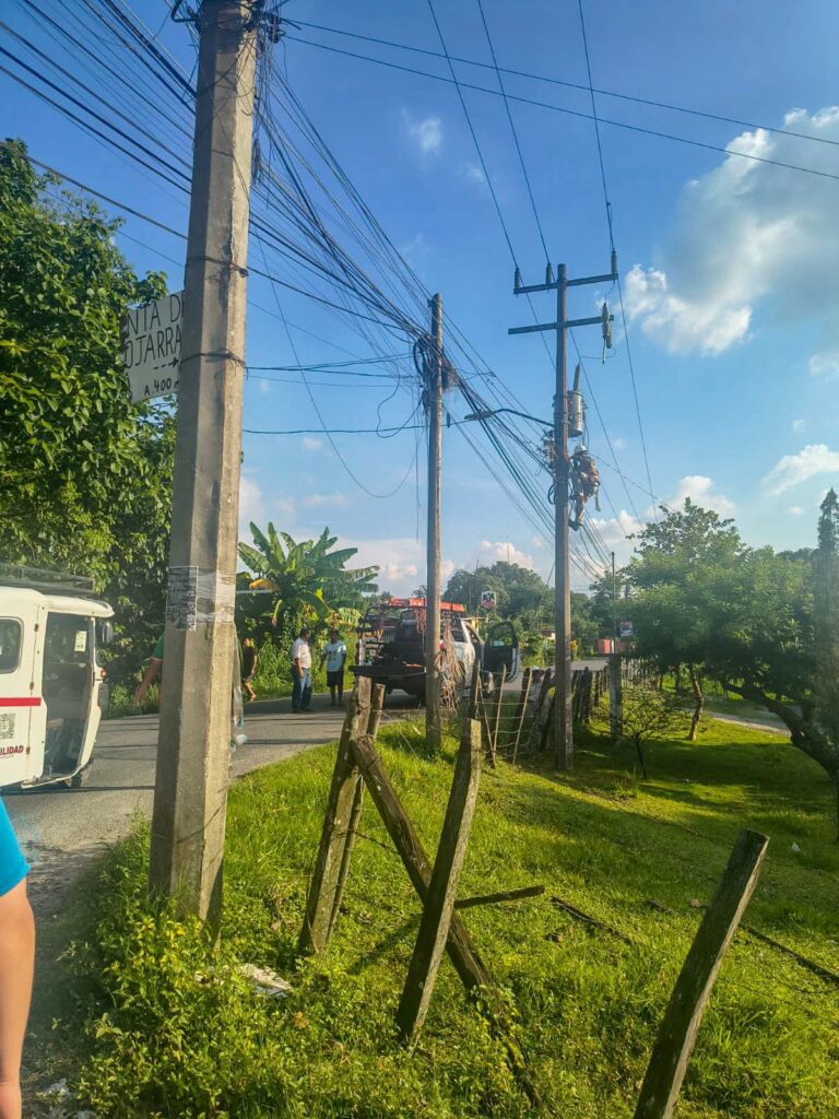 Personal técnico supervisa líneas eléctricas en comunidades afectadas por la tromba en Tabasco.