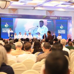 Asistentes participan en la inauguración del III Congreso Palmero Mexicano en Villahermosa, Tabasco.