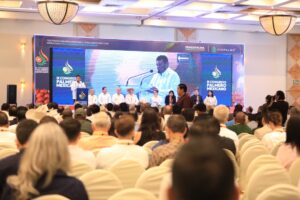 Asistentes participan en la inauguración del III Congreso Palmero Mexicano en Villahermosa, Tabasco.