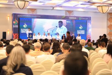 Asistentes participan en la inauguración del III Congreso Palmero Mexicano en Villahermosa, Tabasco.