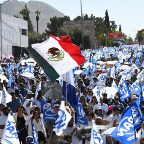 Militantes y simpatizantes del PAN participan en una movilización masiva en Chihuahua, en el contexto de la disputa política rumbo a la elección de gobernador de 2027.