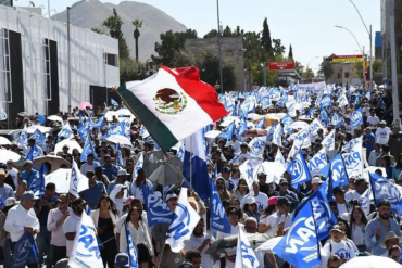 Militantes y simpatizantes del PAN participan en una movilización masiva en Chihuahua, en el contexto de la disputa política rumbo a la elección de gobernador de 2027.