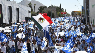 Militantes y simpatizantes del PAN participan en una movilización masiva en Chihuahua, en el contexto de la disputa política rumbo a la elección de gobernador de 2027.