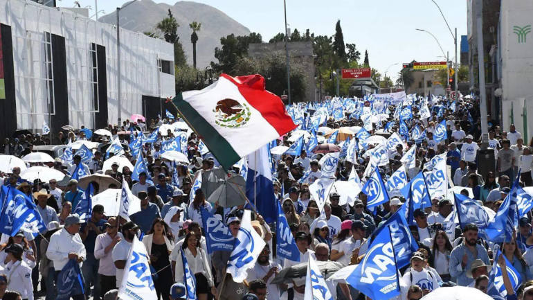 Militantes y simpatizantes del PAN participan en una movilización masiva en Chihuahua, en el contexto de la disputa política rumbo a la elección de gobernador de 2027.