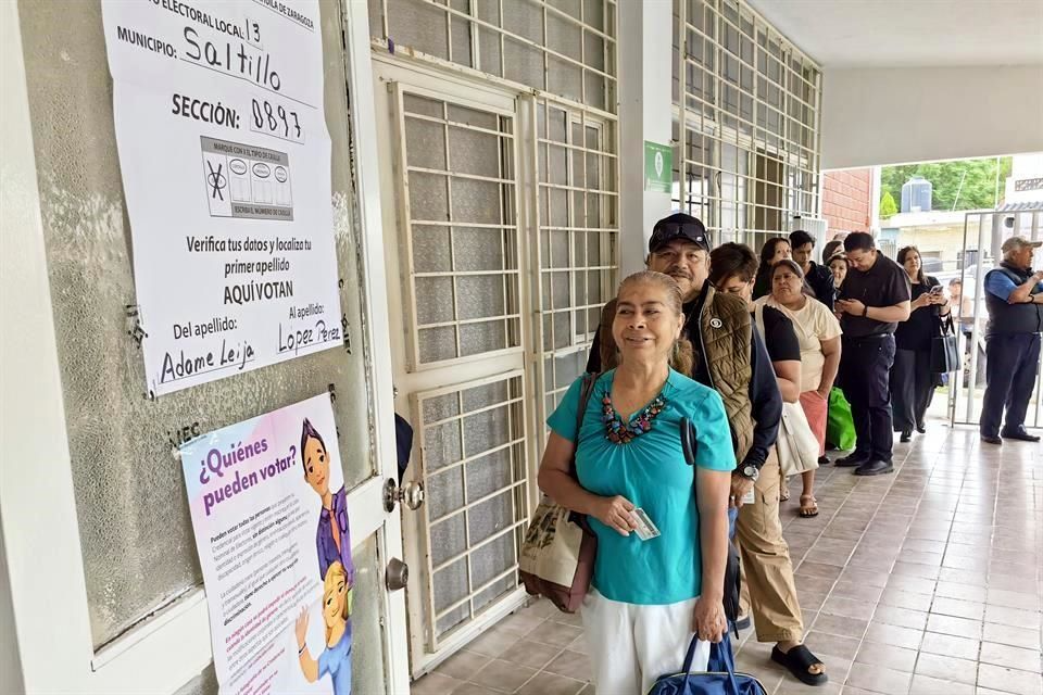 Ciudadanos esperan turno para votar durante la elección legislativa de Coahuila 2026.