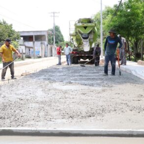 Trabajos de pavimentación con concreto hidráulico y construcción de banquetas en la calle Revolución de Nacajuca, Tabasco.