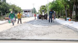 Trabajos de pavimentación con concreto hidráulico y construcción de banquetas en la calle Revolución de Nacajuca, Tabasco.