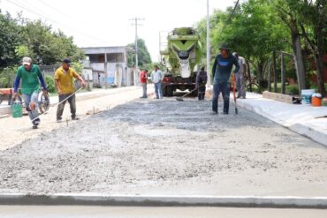 Trabajos de pavimentación con concreto hidráulico y construcción de banquetas en la calle Revolución de Nacajuca, Tabasco.