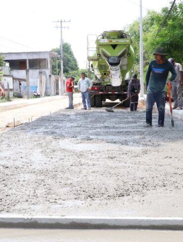 Trabajos de pavimentación con concreto hidráulico y construcción de banquetas en la calle Revolución de Nacajuca, Tabasco.