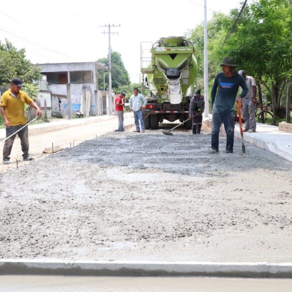 Trabajos de pavimentación con concreto hidráulico y construcción de banquetas en la calle Revolución de Nacajuca, Tabasco.