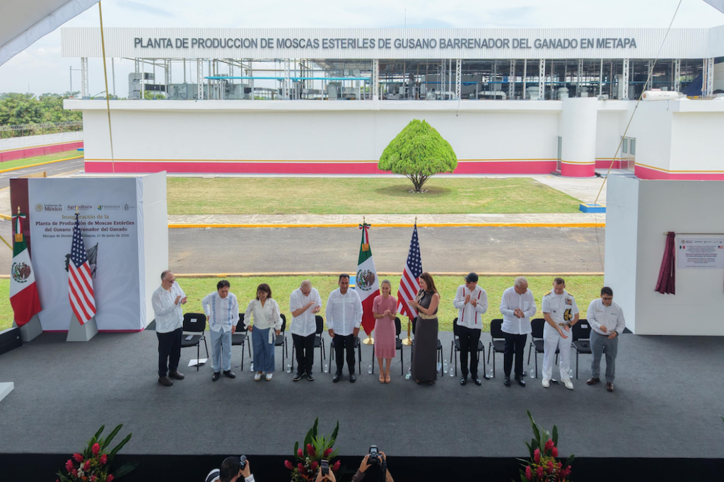 Autoridades de México y Estados Unidos durante la inauguración de la planta de moscas estériles en Metapa, Chiapas.