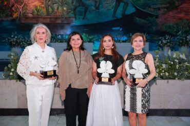 Entrega del Premio Blancas Mariposas 2026 en Villahermosa, donde Yolanda Osuna reconoció a Lupita Vidal, Ana Cristina Fernández y Kary Cerda por su trayectoria en Tabasco.