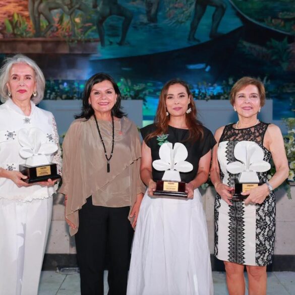 Entrega del Premio Blancas Mariposas 2026 en Villahermosa, donde Yolanda Osuna reconoció a Lupita Vidal, Ana Cristina Fernández y Kary Cerda por su trayectoria en Tabasco.