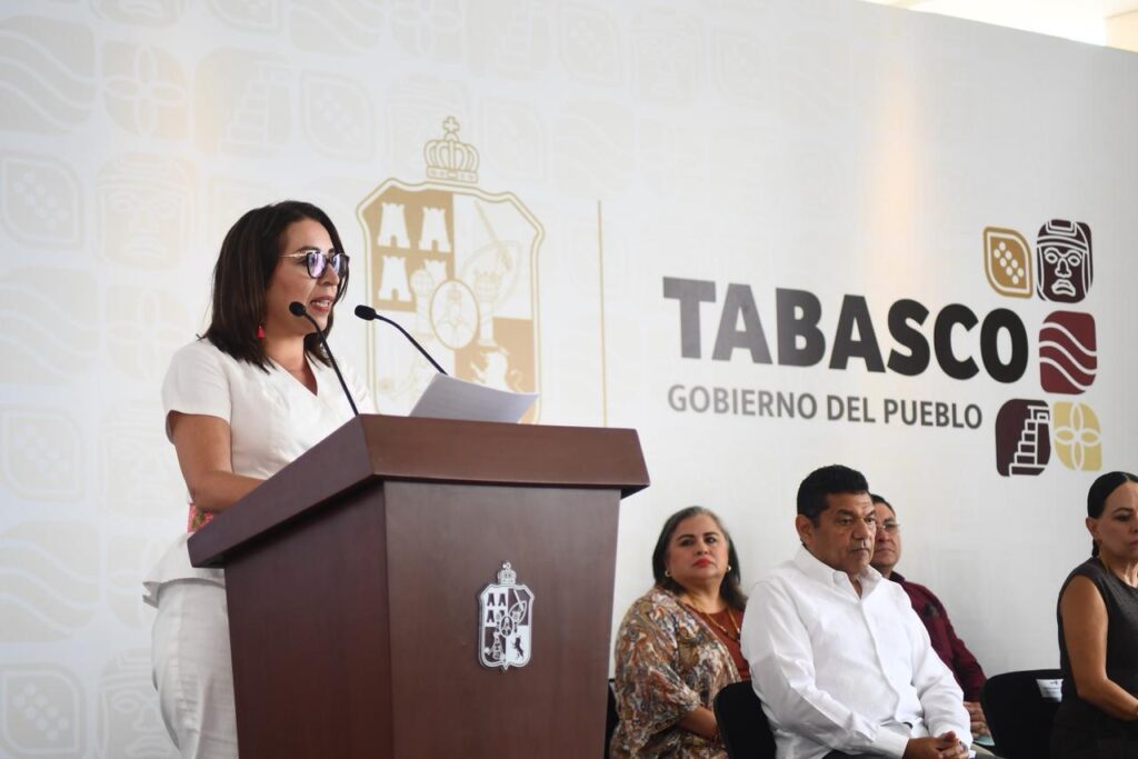 Funcionaria de Cultura presenta el Festival Cultural CEIBA 2026 durante conferencia oficial del Gobierno de Tabasco.