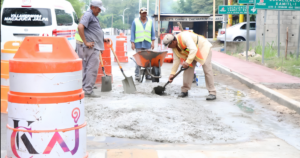 Trabajadores municipales realizan labores de limpieza y mantenimiento en espacios públicos de Nacajuca, Tabasco.