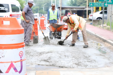 Trabajadores municipales realizan labores de limpieza y mantenimiento en espacios públicos de Nacajuca, Tabasco.