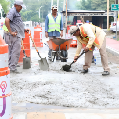 Trabajadores municipales realizan labores de limpieza y mantenimiento en espacios públicos de Nacajuca, Tabasco.