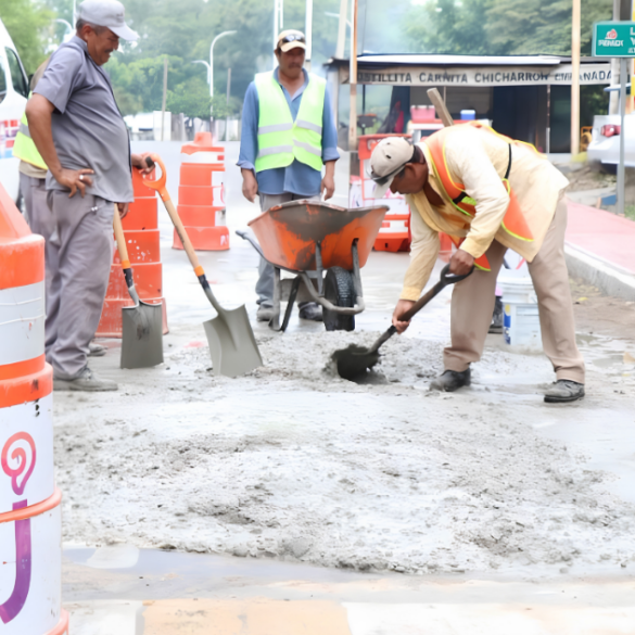 Trabajadores municipales realizan labores de limpieza y mantenimiento en espacios públicos de Nacajuca, Tabasco.