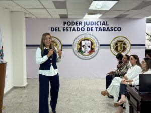 María del Rocío Cruz Martínez imparte charla sobre salud mental e igualdad laboral a integrantes del Poder Judicial de Tabasco.