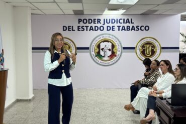 María del Rocío Cruz Martínez imparte charla sobre salud mental e igualdad laboral a integrantes del Poder Judicial de Tabasco.