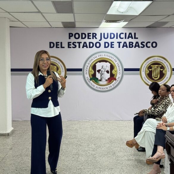 María del Rocío Cruz Martínez imparte charla sobre salud mental e igualdad laboral a integrantes del Poder Judicial de Tabasco.