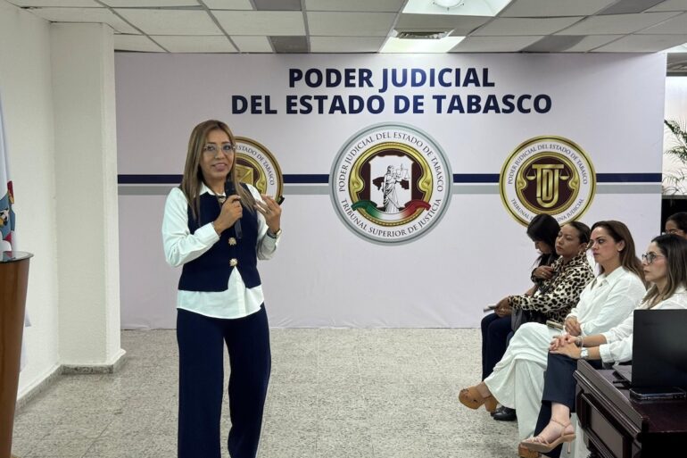 María del Rocío Cruz Martínez imparte charla sobre salud mental e igualdad laboral a integrantes del Poder Judicial de Tabasco.