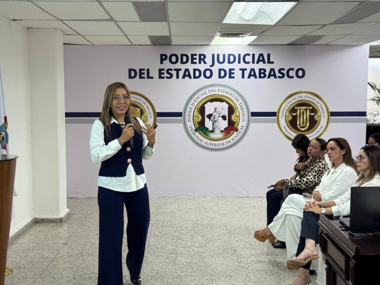 María del Rocío Cruz Martínez imparte charla sobre salud mental e igualdad laboral a integrantes del Poder Judicial de Tabasco.