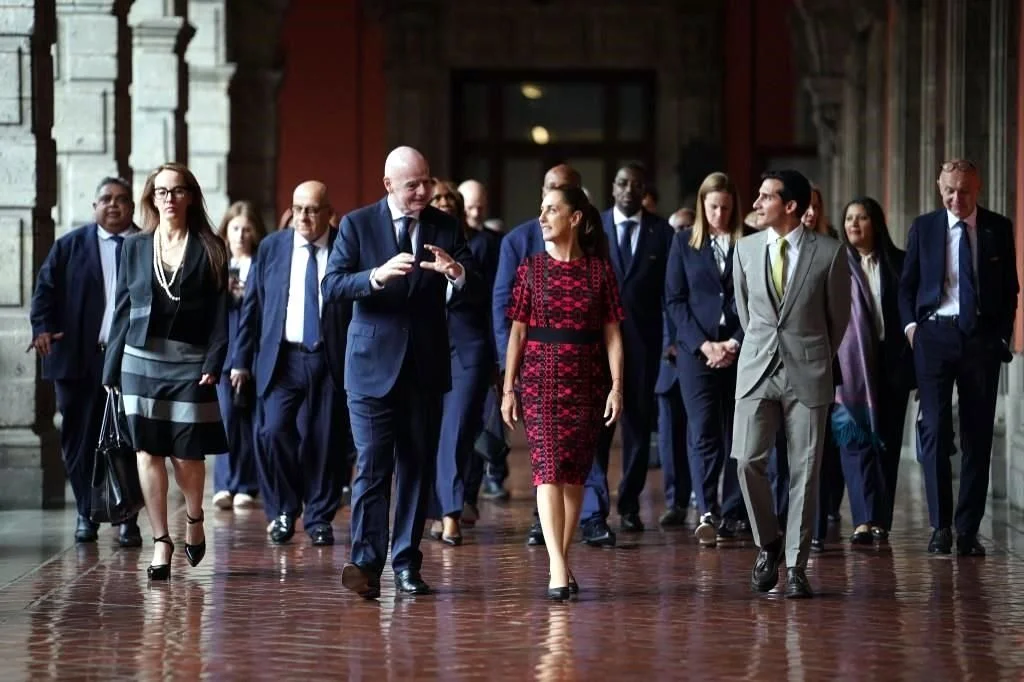 Delegación de la FIFA encabezada por Gianni Infantino recorre los pasillos de Palacio Nacional acompañada por funcionarios del gobierno mexicano, previo a la inauguración del Mundial 2026