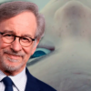 Steven Spielberg sonríe frente a un primer plano del extraterrestre de El día de la revelación