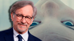 Steven Spielberg sonríe frente a un primer plano del extraterrestre de El día de la revelación