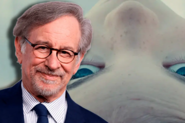 Steven Spielberg sonríe frente a un primer plano del extraterrestre de El día de la revelación