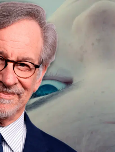 Steven Spielberg sonríe frente a un primer plano del extraterrestre de El día de la revelación