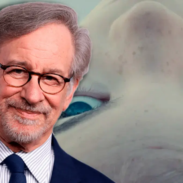 Steven Spielberg sonríe frente a un primer plano del extraterrestre de El día de la revelación