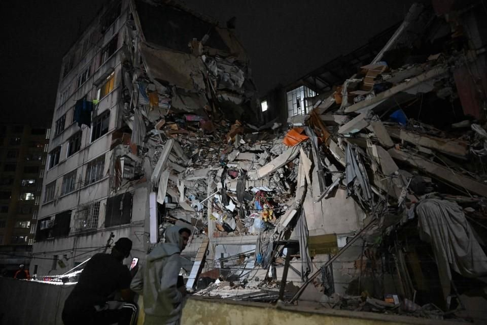 Edificio residencial parcialmente colapsado durante la noche tras el terremoto en Venezuela.