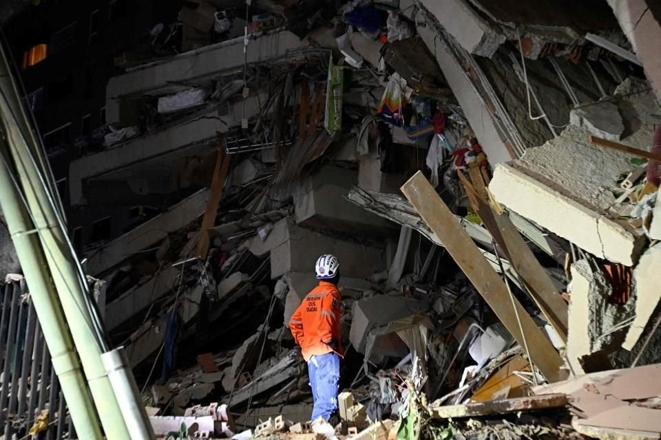 Rescatista observa un edificio destruido tras los sismos que golpearon Venezuela.
