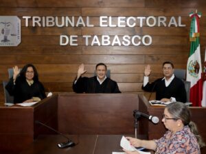 Magistrados del Tribunal Electoral de Tabasco durante votación en sesión pública
