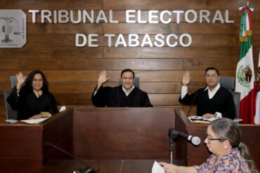 Magistrados del Tribunal Electoral de Tabasco durante votación en sesión pública