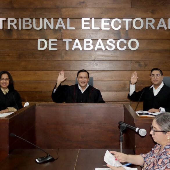 Magistrados del Tribunal Electoral de Tabasco durante votación en sesión pública